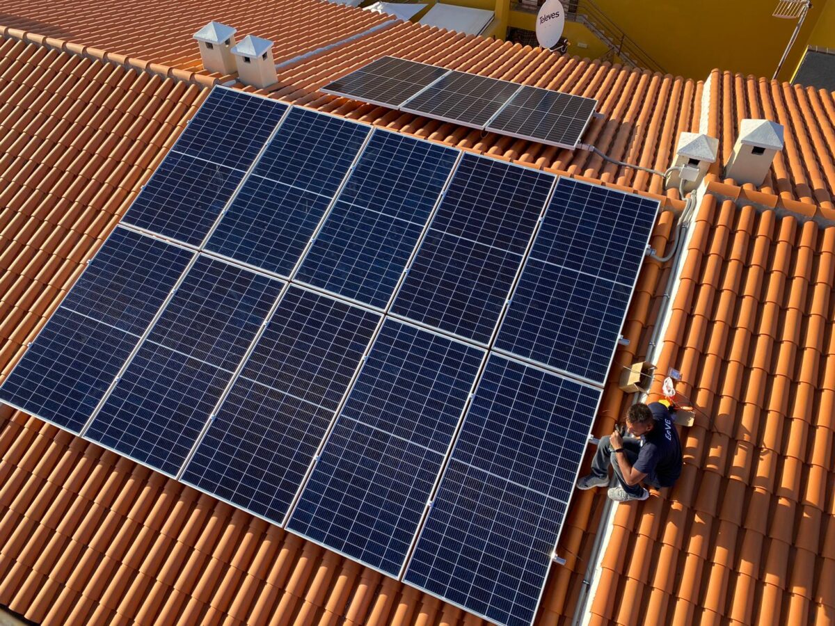 Instalación de paneles solares de EAVE